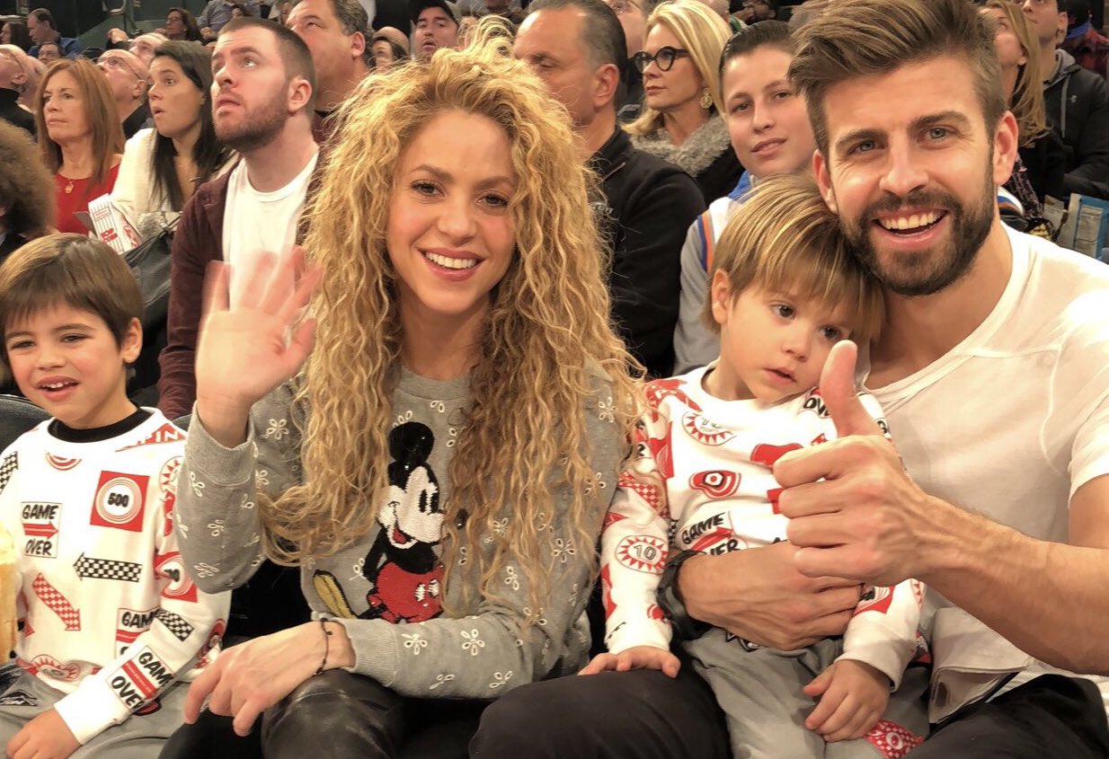 Piqué e Shakira aparecem juntos com os filhos em partida da NBA