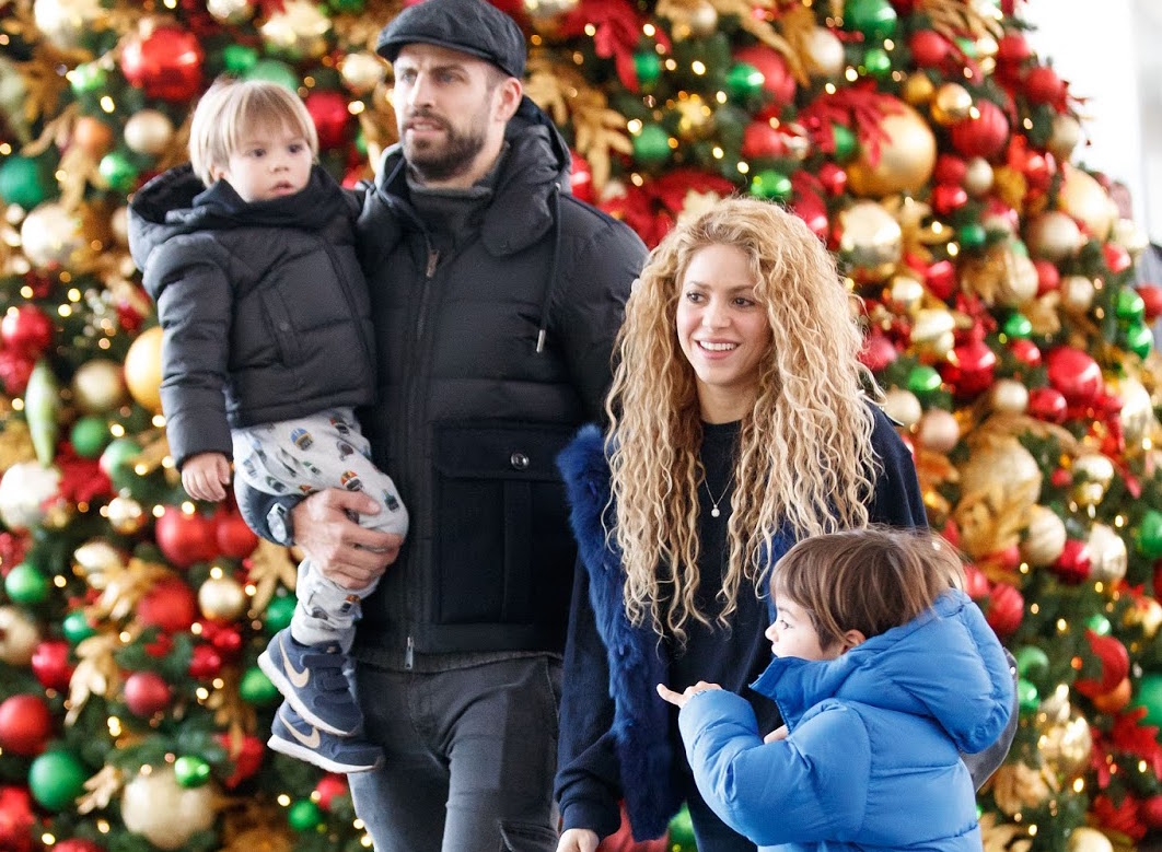 Shakira, Piqué, Milan e Saha no Aeroporto Internacional de Nova York