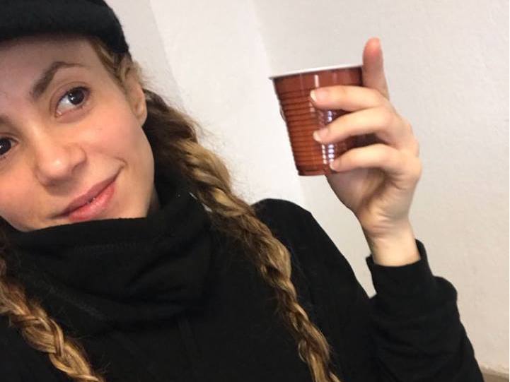 Shakira posta foto em cafeteria da escola de seus filhos