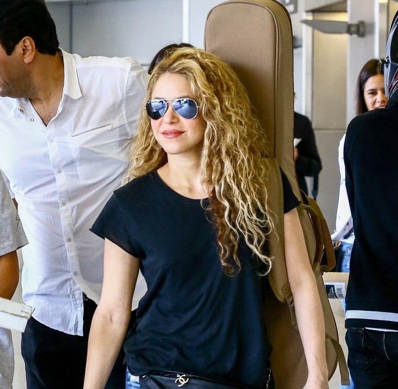 Shakira chegando no aeroporto internacional de Miami