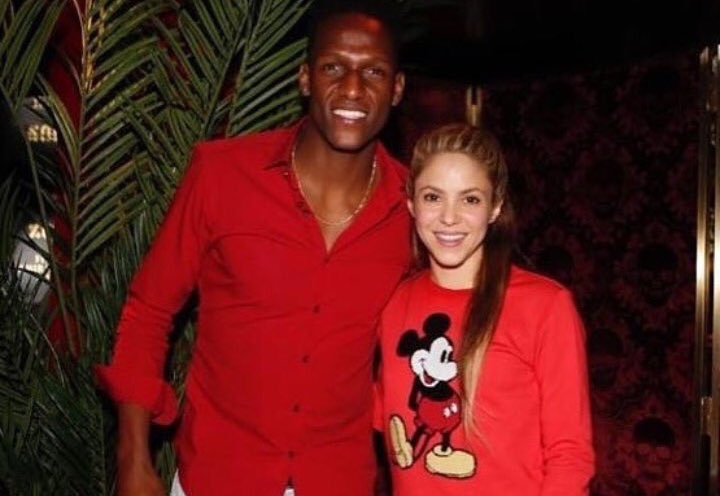 Shakira e Mina posam para foto em jantar do Barça