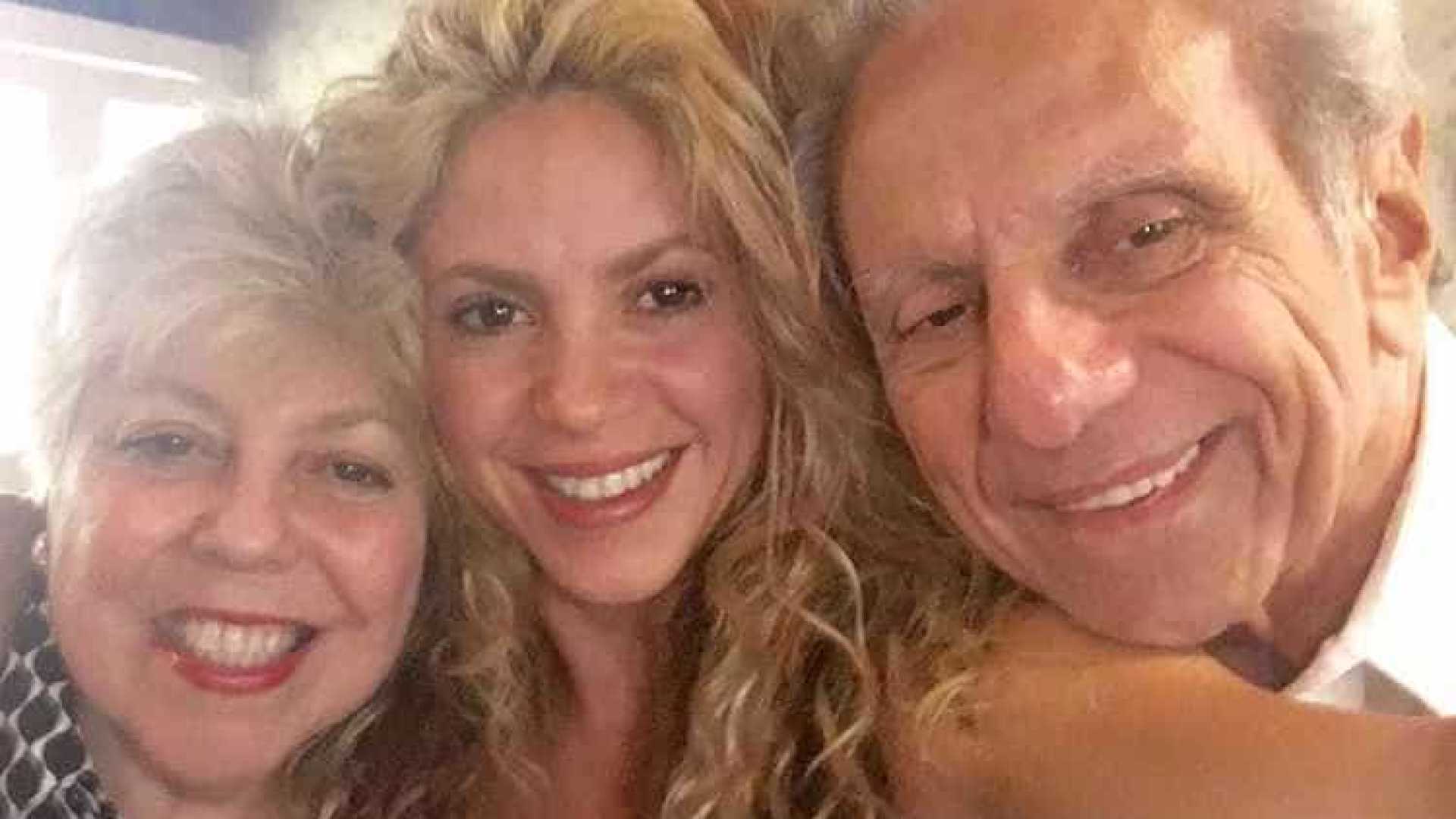 Pais acompanham Shakira em seu primero show da El Dorado World Tour