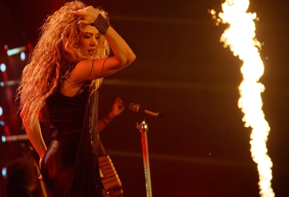 Shakira se atrapalha com o figurino da El Dorado World Tour