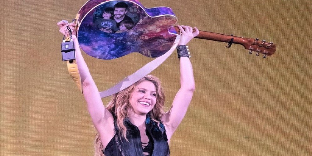 Piqué, Milan e Sasha alegres no show de Shakira em Barcelona - EDW Tour