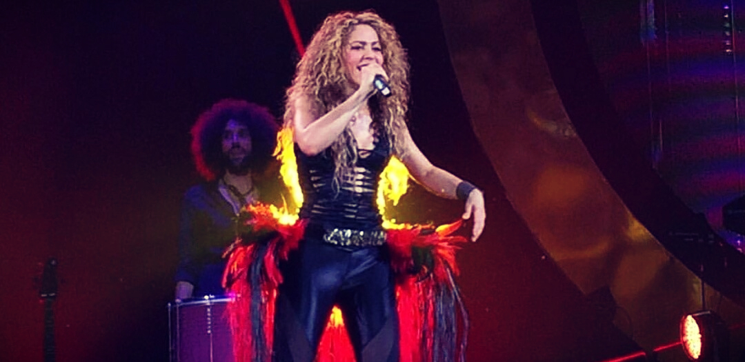 Shakira usa saia de plumas em homenagem á Espanha em A Coruña - EDW Tour