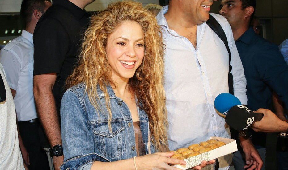 Shakira chega a Istambul e Milan rouba a atenção com uniforme do Brasil