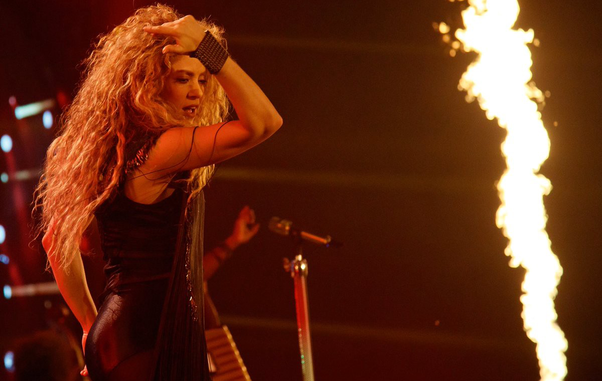 Shakira mostra sua boa forma usando short "Hips Don't Lie"