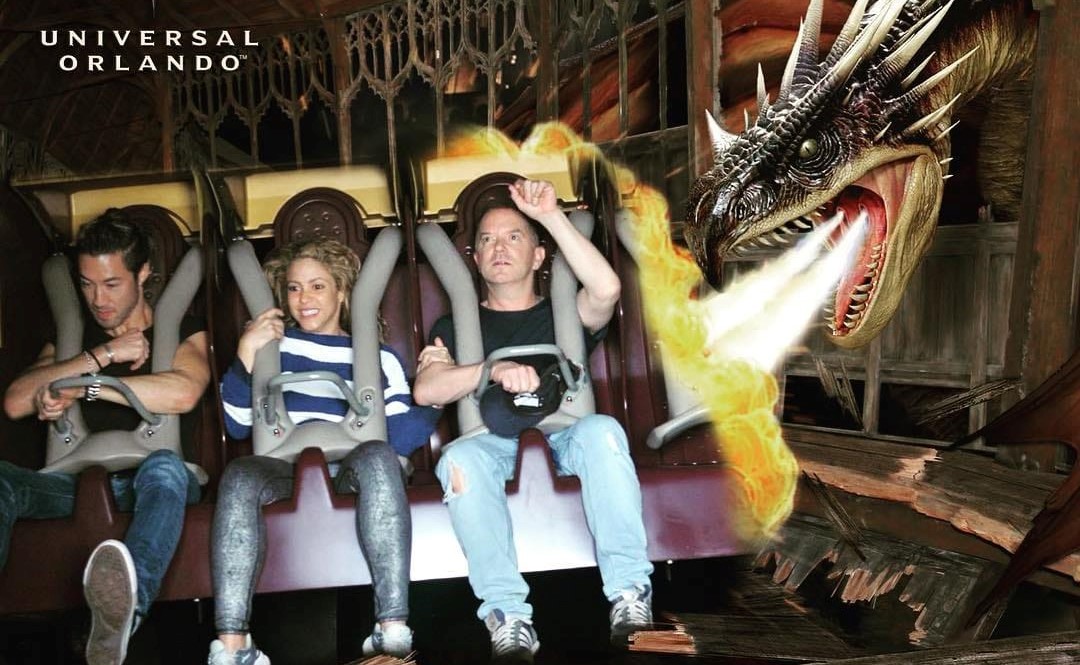 Shakira, Tim e Brendan passeiam no parque temático do Harry Potter em Orlando