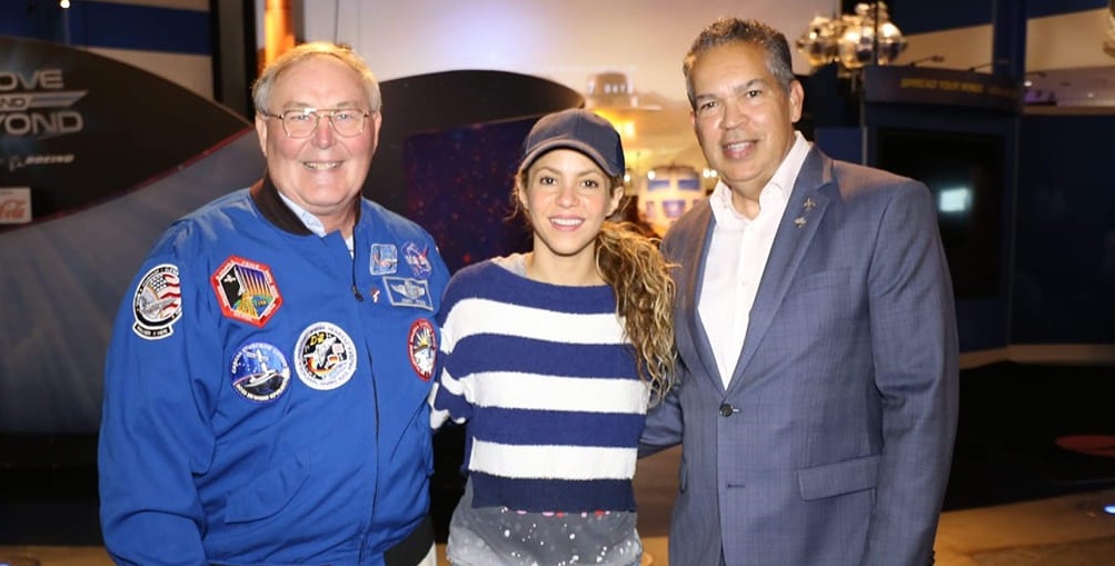 Shakira acompanhada do astronauta Jerry Ross e o CEO do Space Center Houston