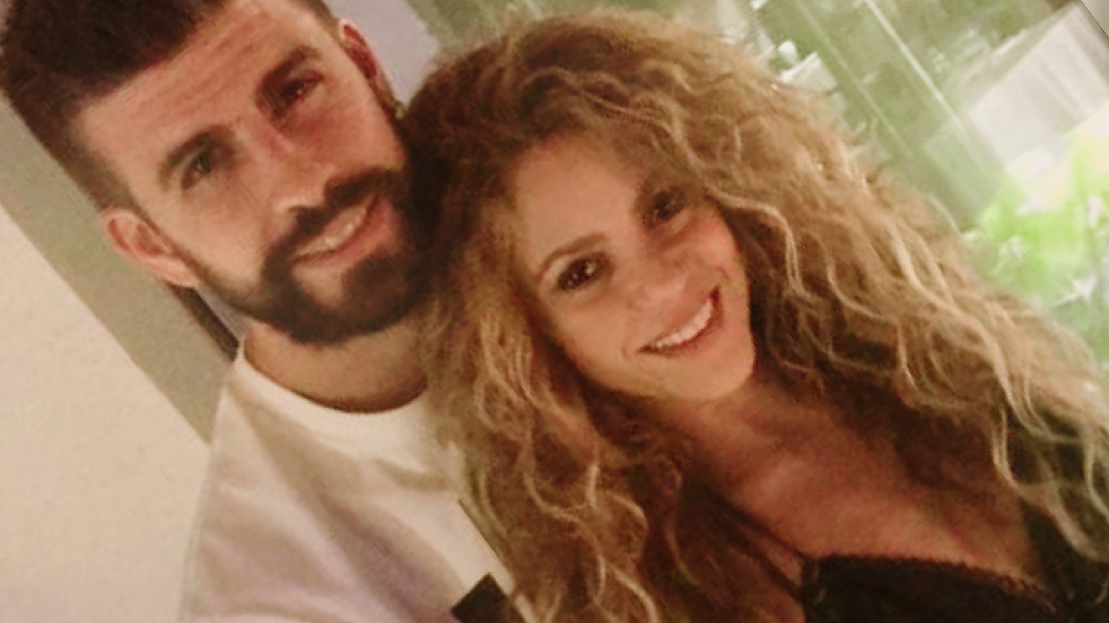 Shakira e Gerard Piqué divulgam foto em clima de romance em Barcelona