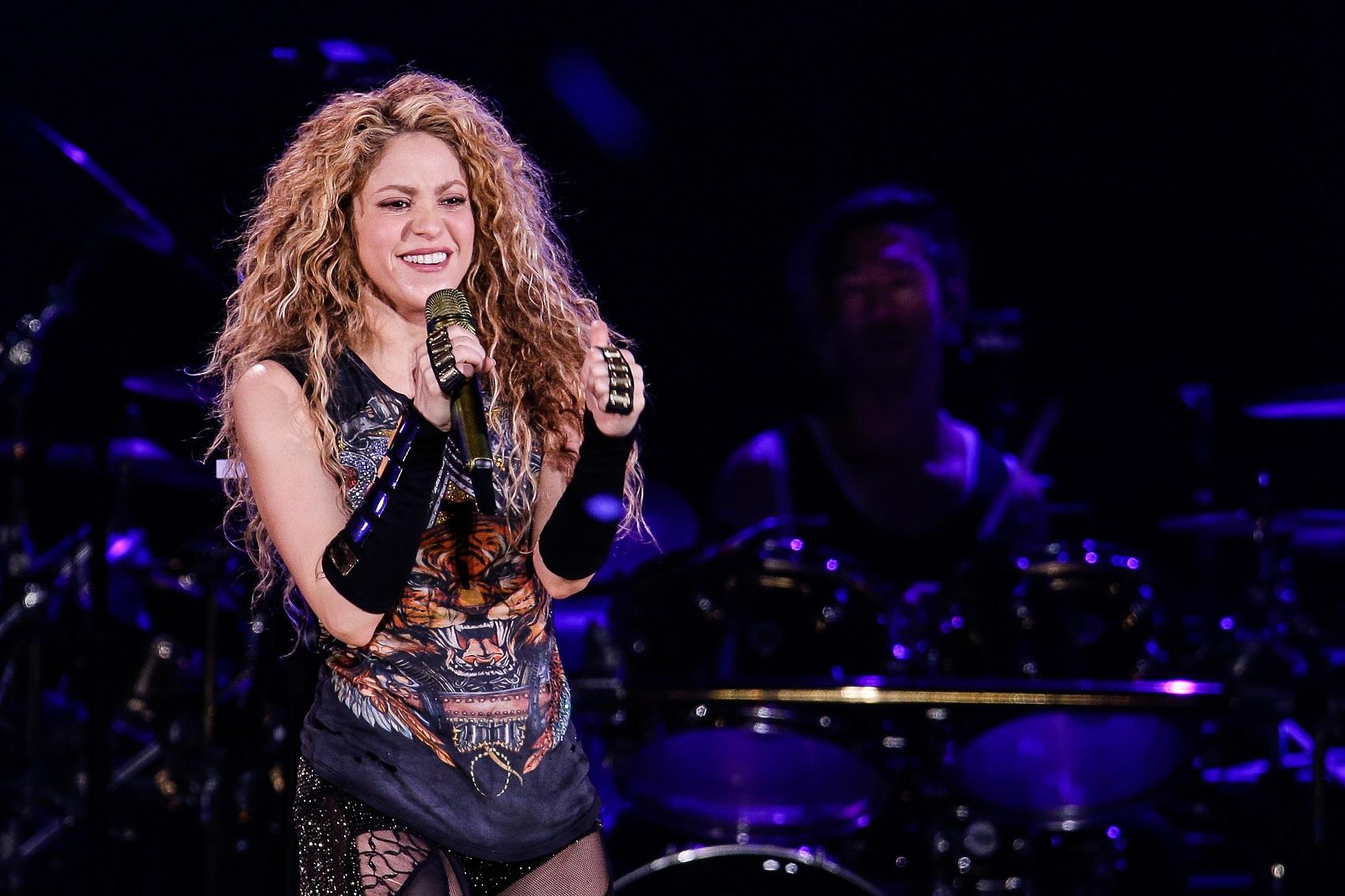 Shakira recebe homenagem na abertura do futebol americano