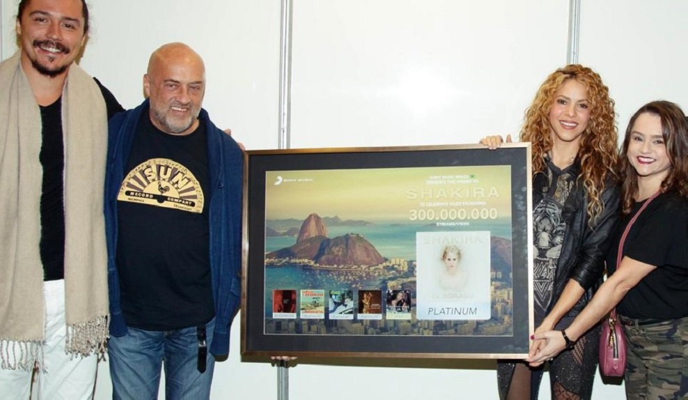 Shakira recebe certificados da Sony Music Brasil em São Paulo no Allianz Parque