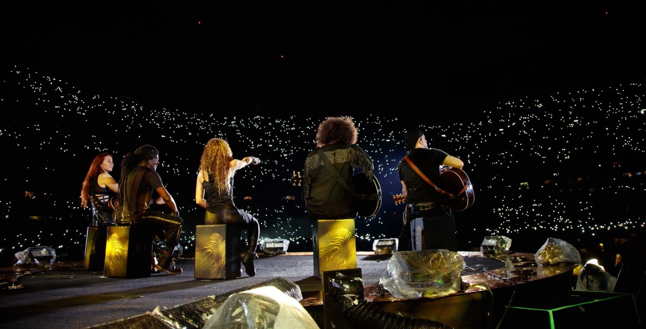 Mesmo com frio e chuva, Shakira faz Estádio Azteca cantar e dançar