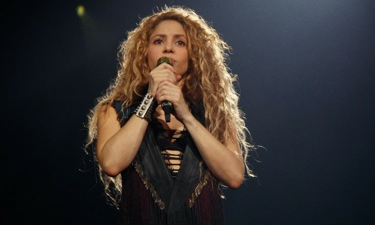 Shakira canta Rai das cores, música de Caetano Veloso