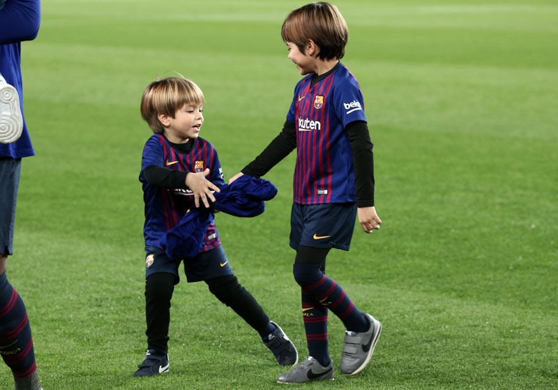 Milan e Sasha, filhos de Shakira, se divertem no Camp Nou