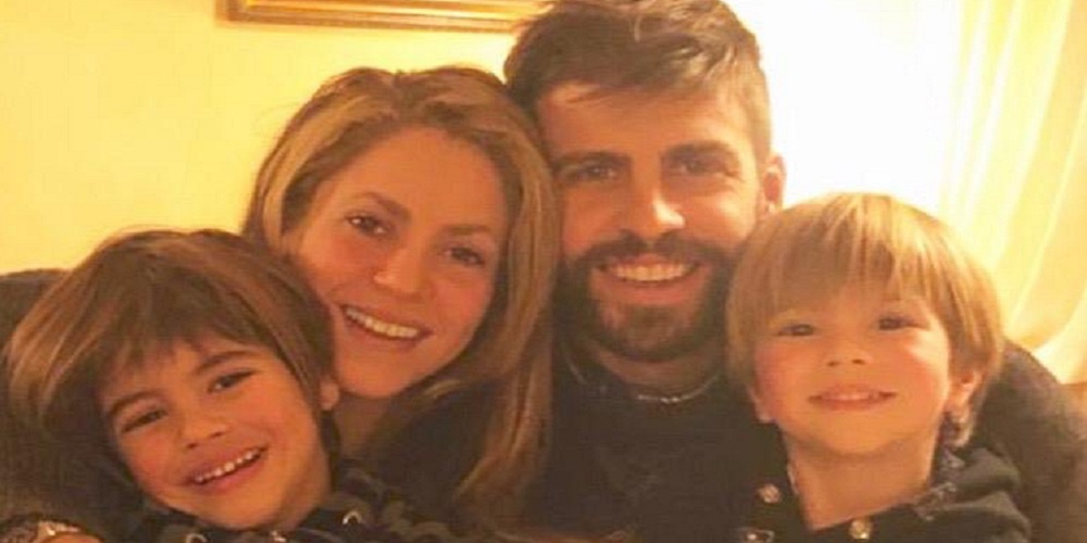 Shakira deseja boas-festas com foto em família