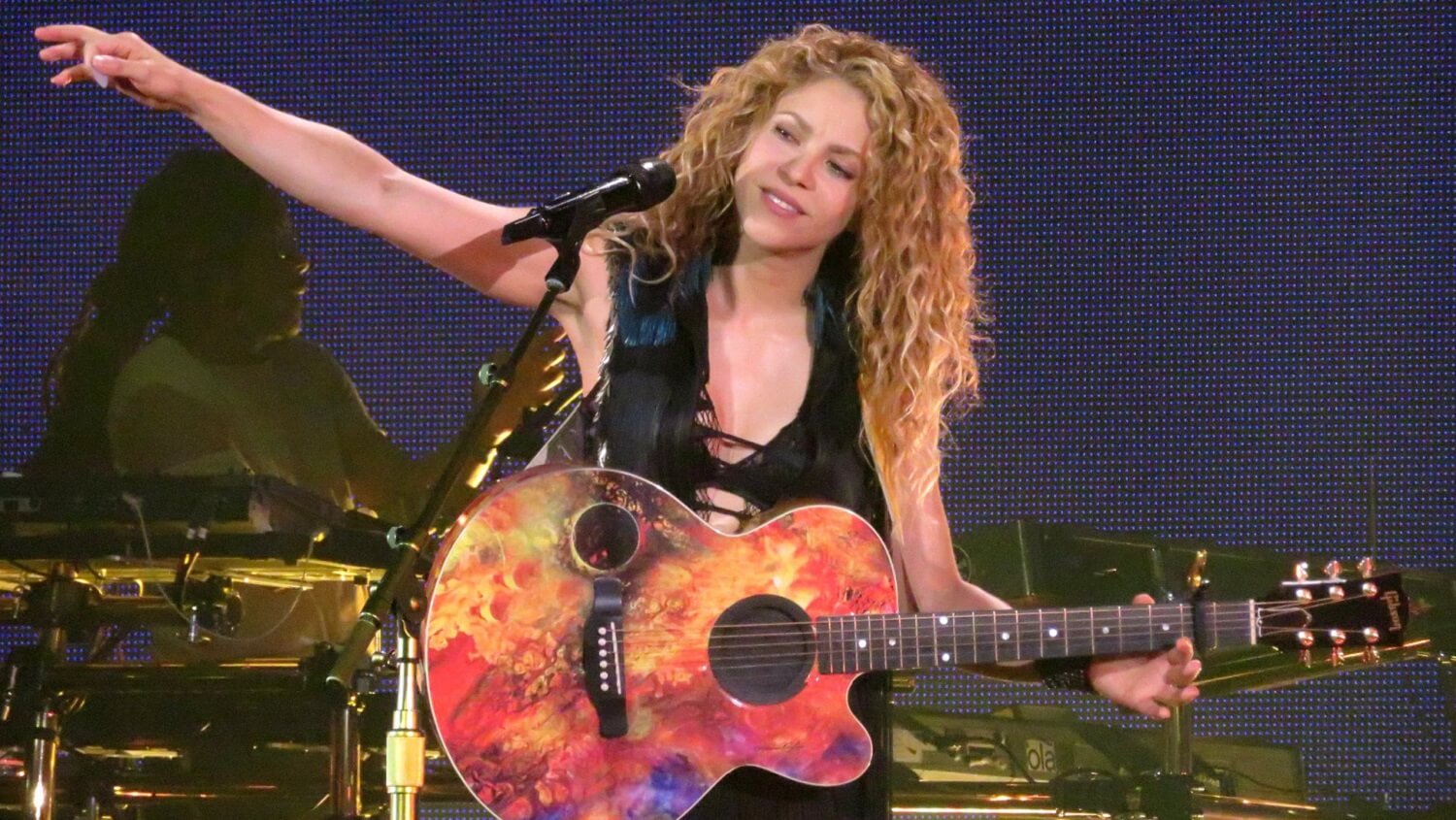 Confira o review de Idolator para o Shakira In Concert: EDWT