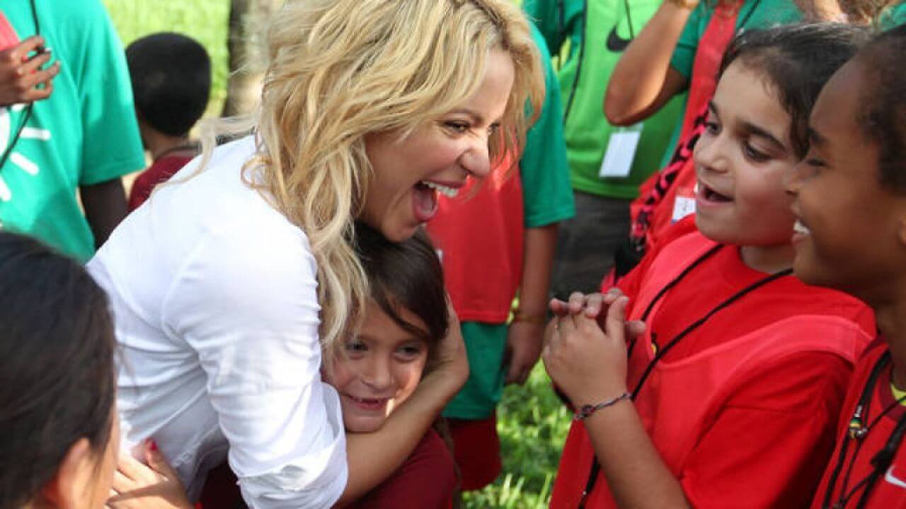 Shakira comemora conquista de sua Fundação Pies Descalzos