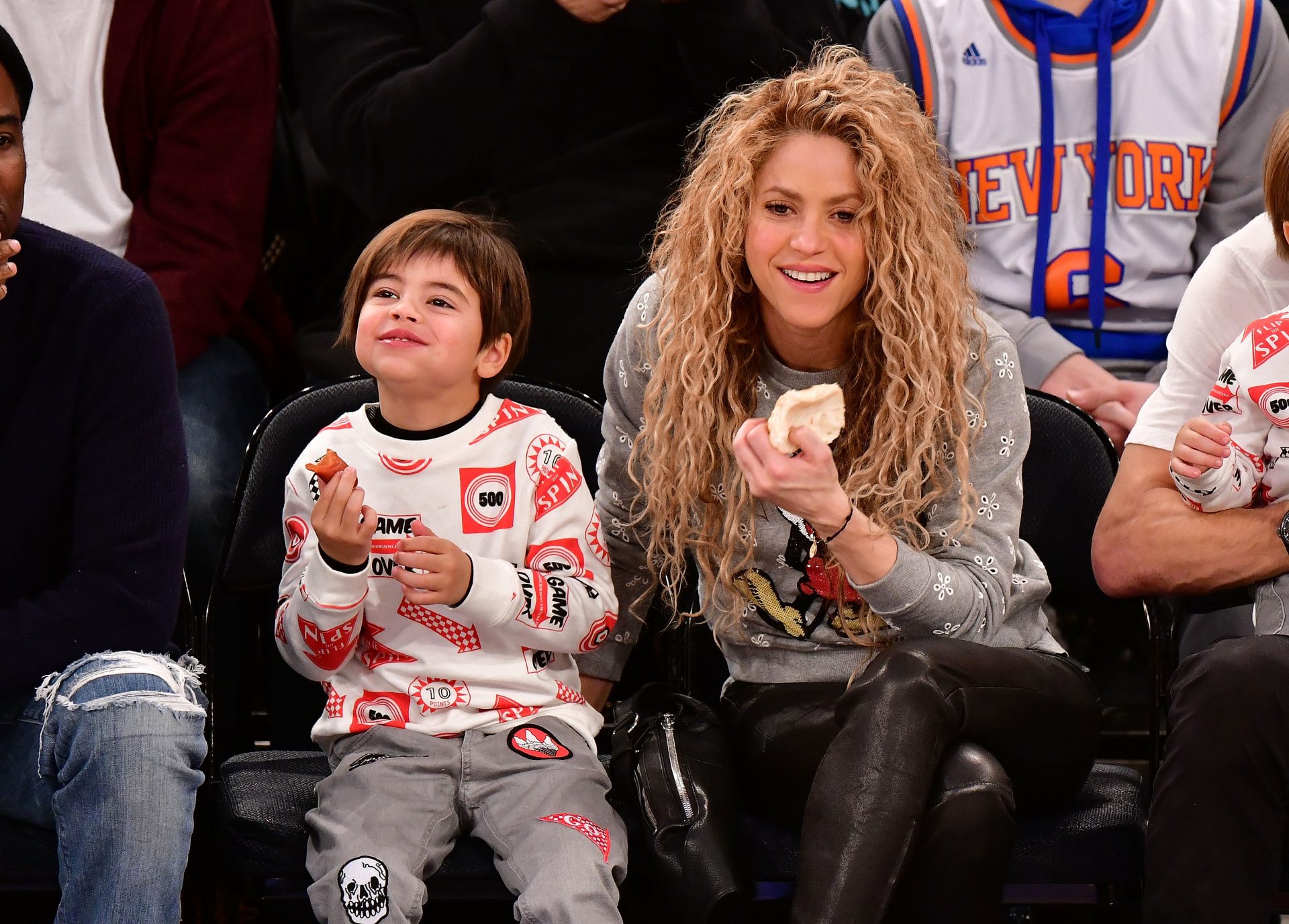 Shakira mostra camisetas tingidas feitas por Milan