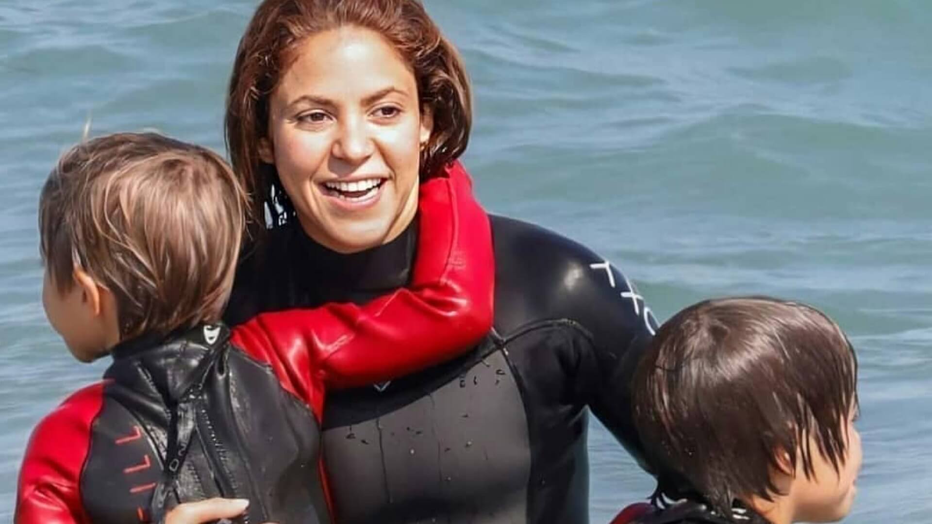 Shakira prática bodyboard com Milan e Sasha