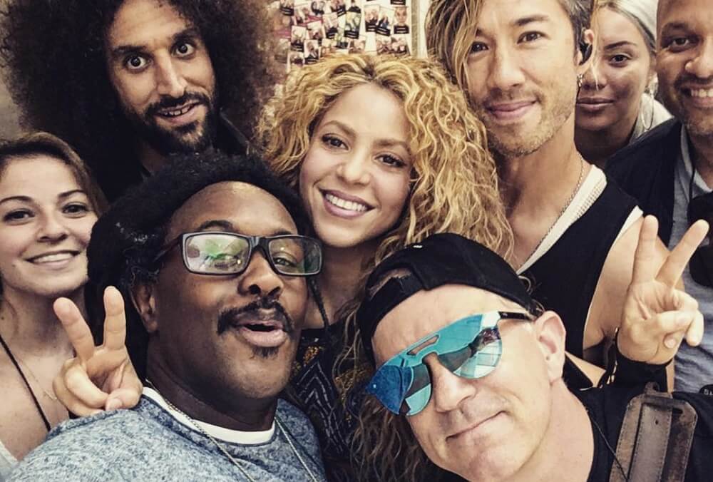 Tim Mitchell, Albert, Brendan e Olgui estão em Girl Like Me de Shakira