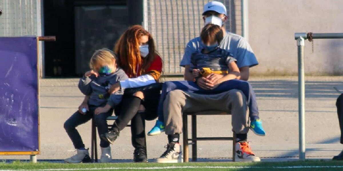 Novas fotos: Shakira e Piqué levam Milan e Sasha em jogo do FC Andorra