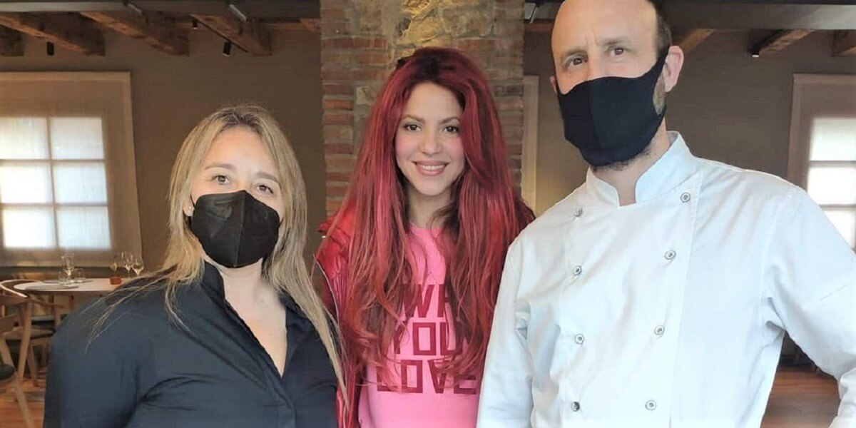 Nova foto: Shakira visita restaurante em Barcelona, Espanha