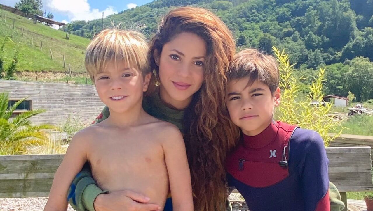 Shakira posta nova foto com seus filhos, Milan e Sasha no WaveGarden