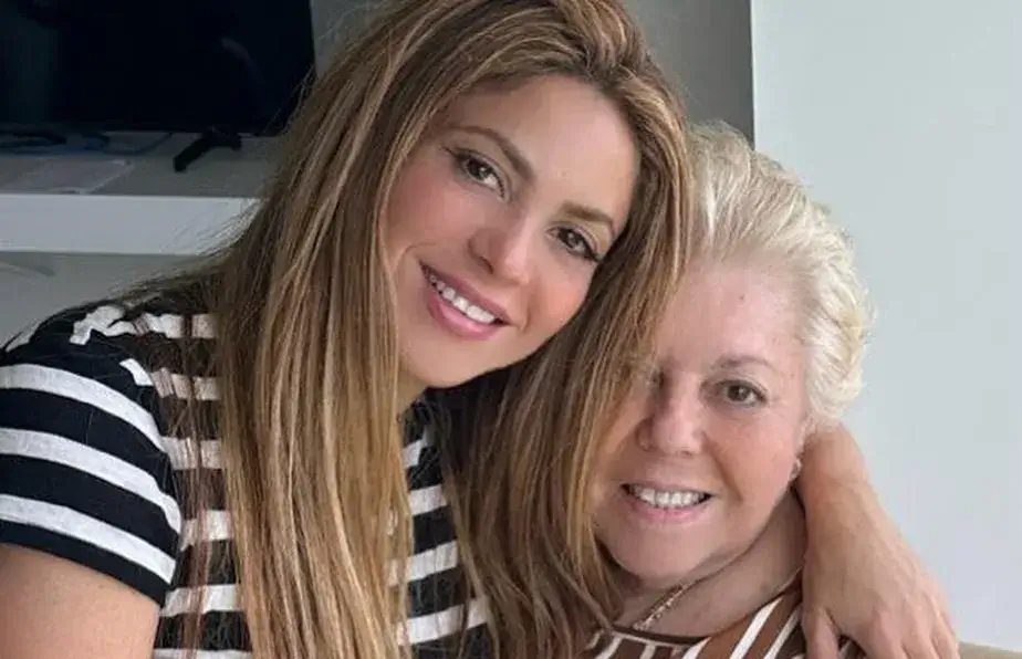 Shakira posa com a mãe