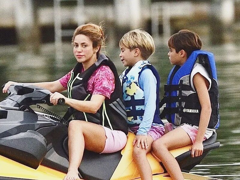 Shakira e seus Filhos Milan e Sasha Desfrutam de um Passeio de Jet Ski