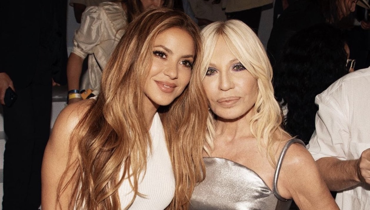 Shakira Envia Mensagem a Donatella Versace Após Renúncia à Casa de Moda